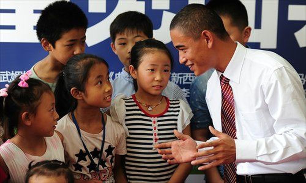 Trong suốt bốn năm qua,  bản sao Tổng thống Obama, anh Xiao Jiguo, đã kiếm sống bằng chính công việc đóng giả nhà lãnh đạo Mỹ. Ảnh: Các em nhỏ đang chăm chú lắng nghe "Tổng thống Obama" giả nói.